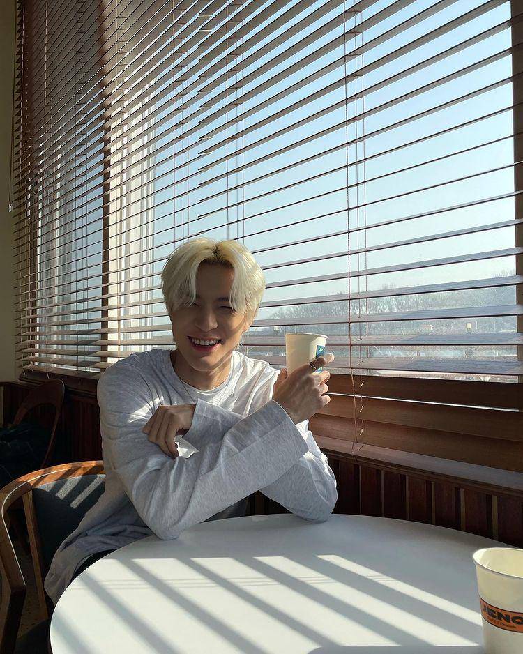 potret Jeno NCT dengan segelas iced americano (instagram.com/nct_dream)