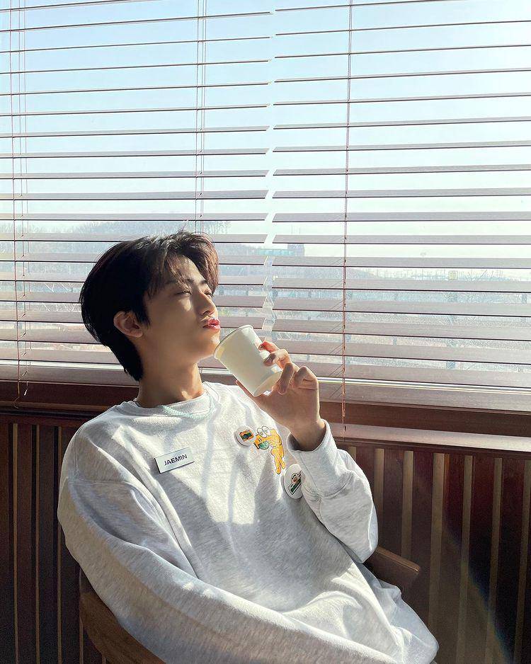potret Jaemin NCT dengan segelas iced americano (instagram.com/nct_dream)