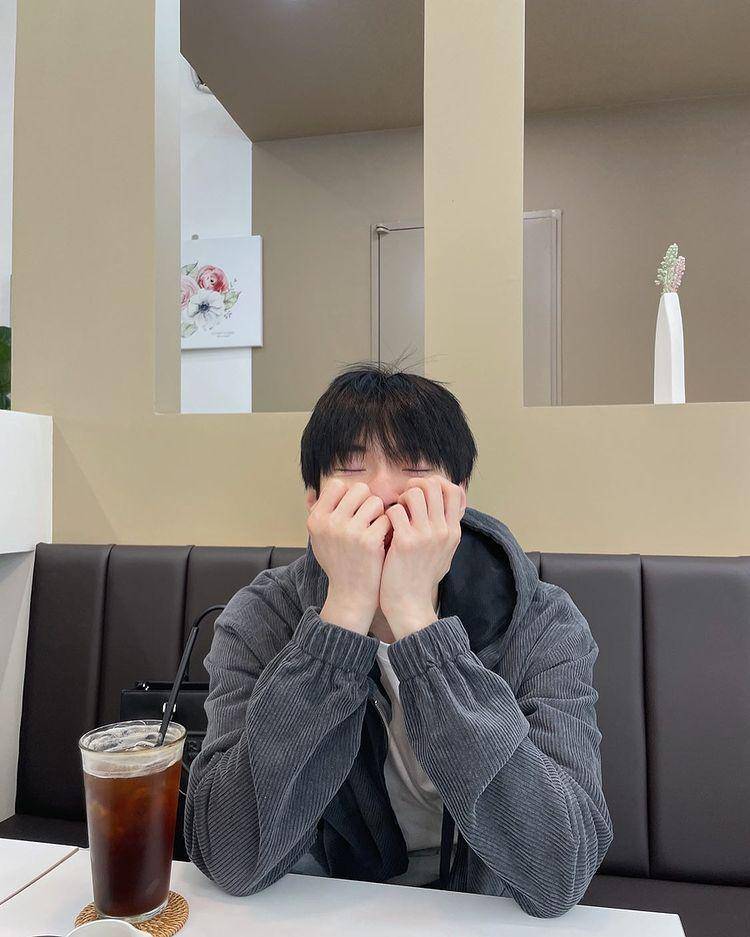 potret Doyoung NCT dengan segelas iced americano (instagram.com/do0_nct)