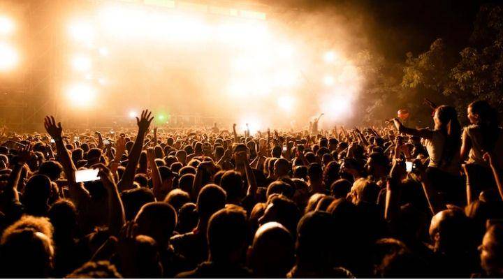 ilustrasi konser (freepik.com/Drazen Zigic)