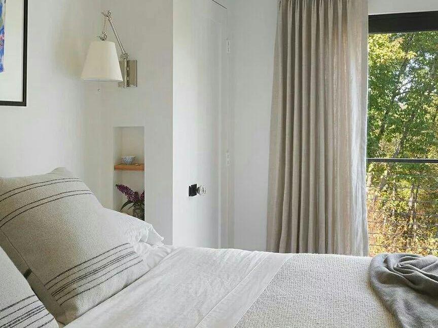 Ilustrasi kamar tidur barn house design dengan konsep open space bernuansa putih (instagram.com/rumah super)