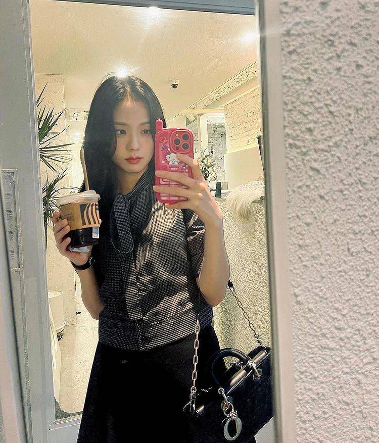 potret Jisoo BLACKPINK dengan segelas iced americano (instagram.com/sooyaaa__)