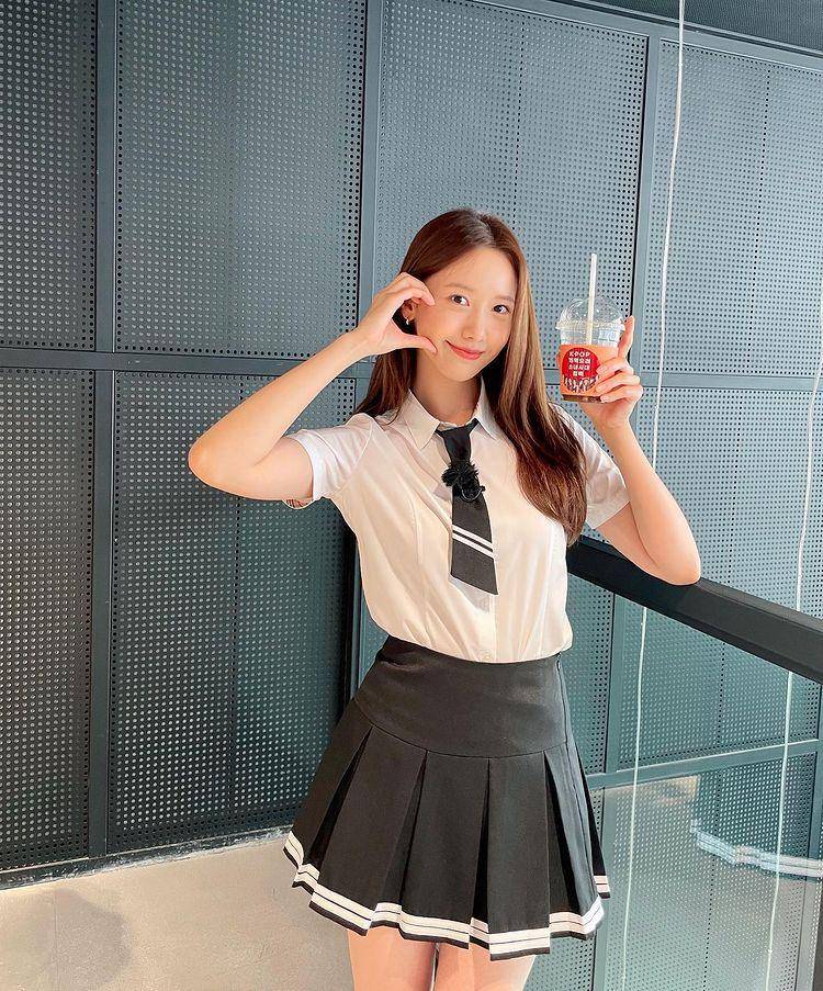 potret Yoona Girls' Generation dengan segelas iced americano (instagram.com/yoona__lim)