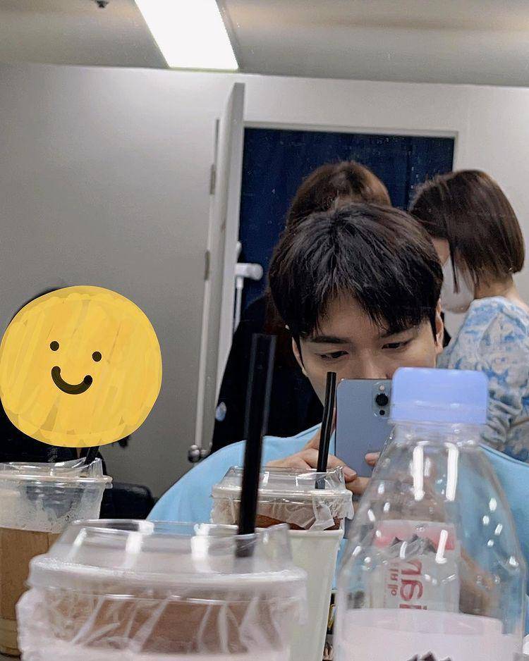 potret Lee Min Ho dengan segelas iced americano (instagram.com/actorleeminho)
