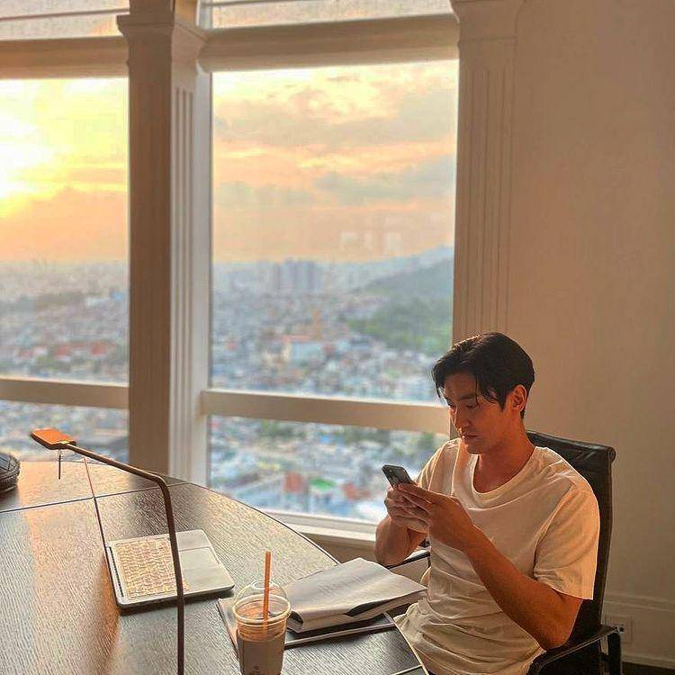 potret Siwon Super Junior dengan segelas iced americano (instagram.com/siwonchoi)