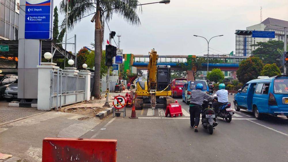 Kendaraan alat berat terparkir yang akan digunakan untuk penataan Jalan Raya Margonda, Kota Depok. (IDNTimes/Dicky)