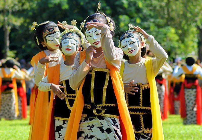10 Tarian Daerah Indonesia, Lengkap dengan Asalnya