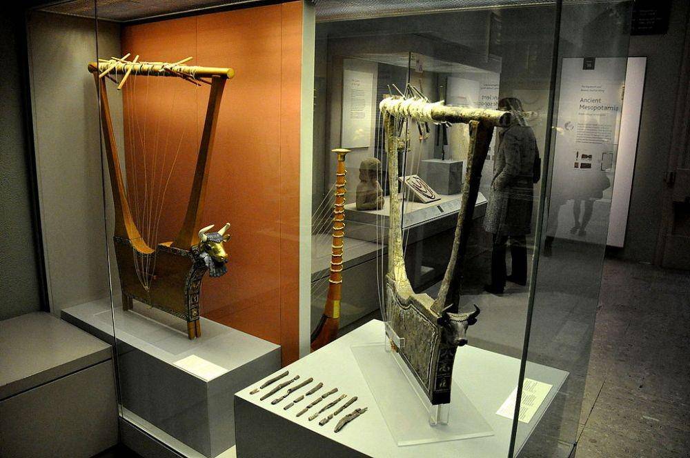 The Queen's lyre (kiri) dan lira perak (kanan) yang ada di British Museum, London. (commons.wikimedia.org/Osama Shukir Muhammed Amin FRCP(Glasg))