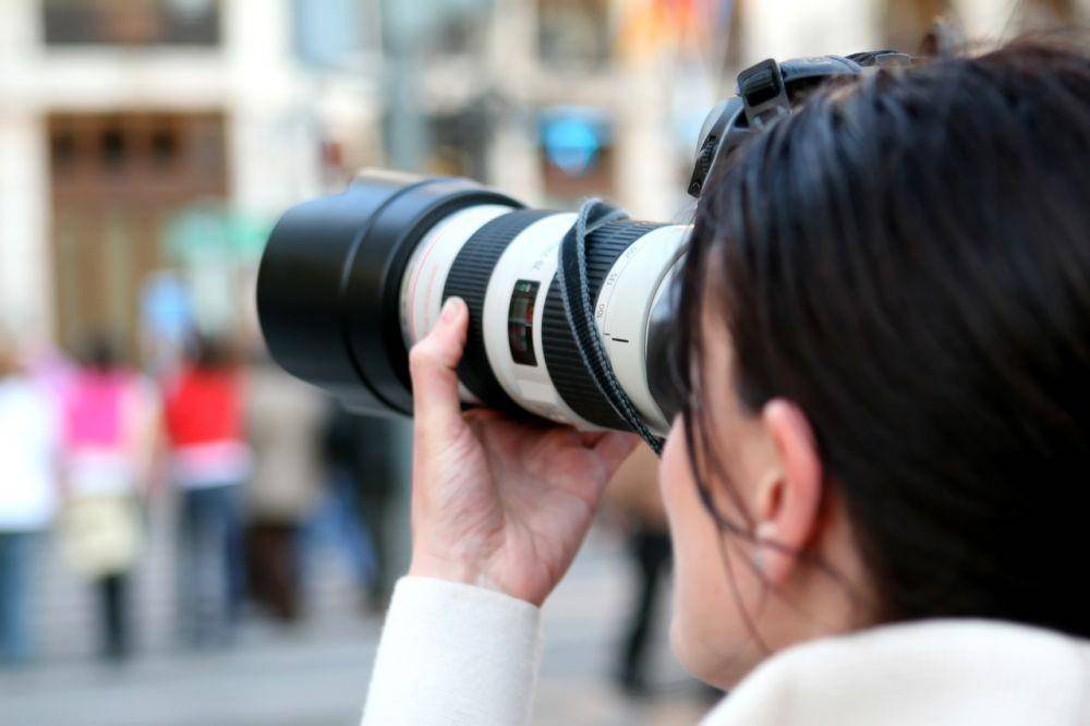 ilustrasi sasaeng saat menguntit idolnya (pixabay.com/Shutterbug75)