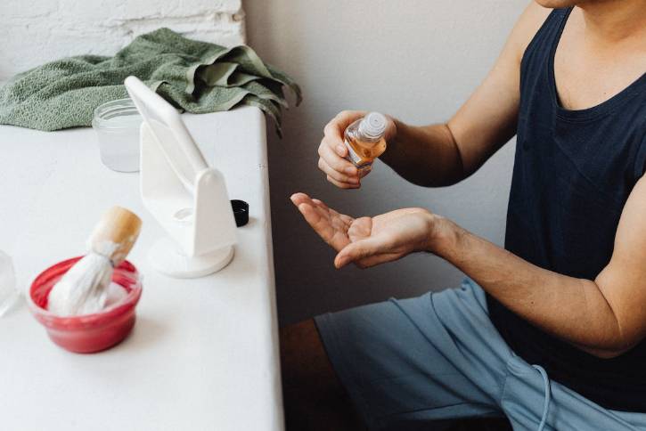 ilustrasi pria gunakan after shave (pexels.com/karolinagrabowska)