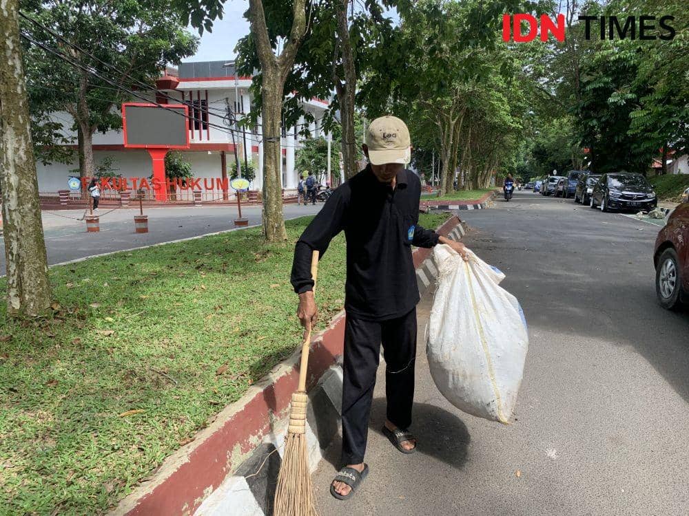 Imam, Warga Rajabasa. (IDN Times/Rohmah Mustaurida).