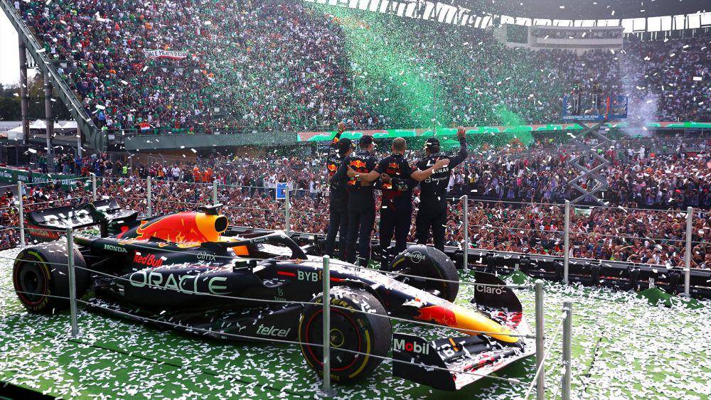 Max Verstappen, Lewis Hamilton, dan Sergio Perez meraih podium di GP Meksiko 2022. (twitter.com/redbullracing)