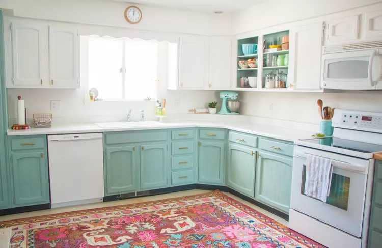 dapur warna pastel (dok.Holland Avenue via thespruce.com)