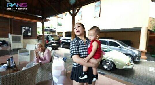 Rayyanza jemput Raffi dan Gigi latihan tenis. (youtube.com/Rans Entertainment)