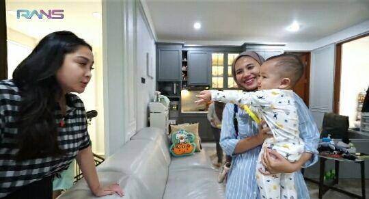 Rayyanza jemput Raffi dan Gigi latihan tenis. (youtube.com/Rans Entertainment)