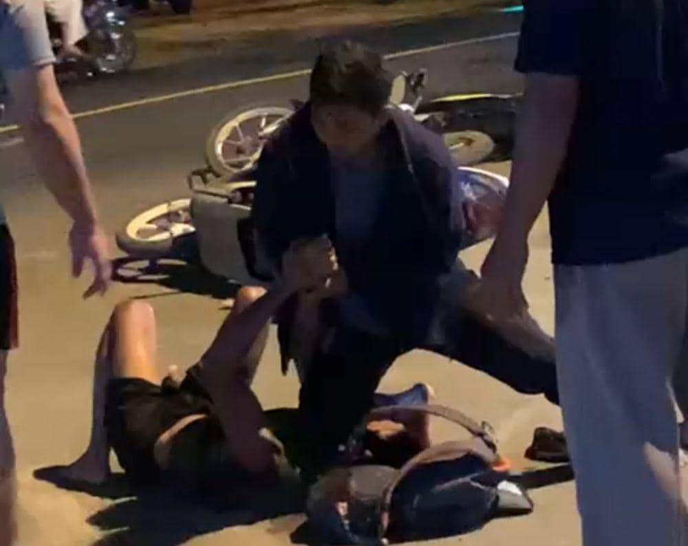 Duel Berdarah! Viral Perkelahian 2 Pria Bersenjata Tajam di Tepi Jalan