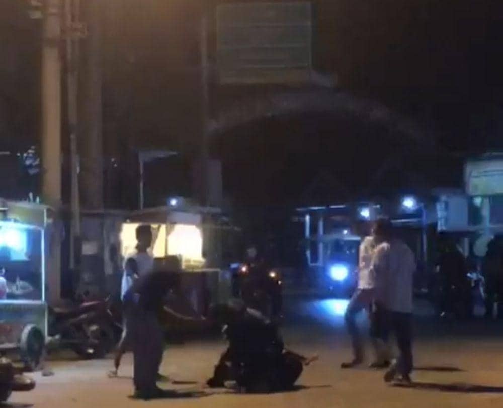 Tangkap layar video duel pria bersenjata tajam di Way Jaha, Kecamatan Pugung, Tanggamus. (IDN Times/Istimewa)