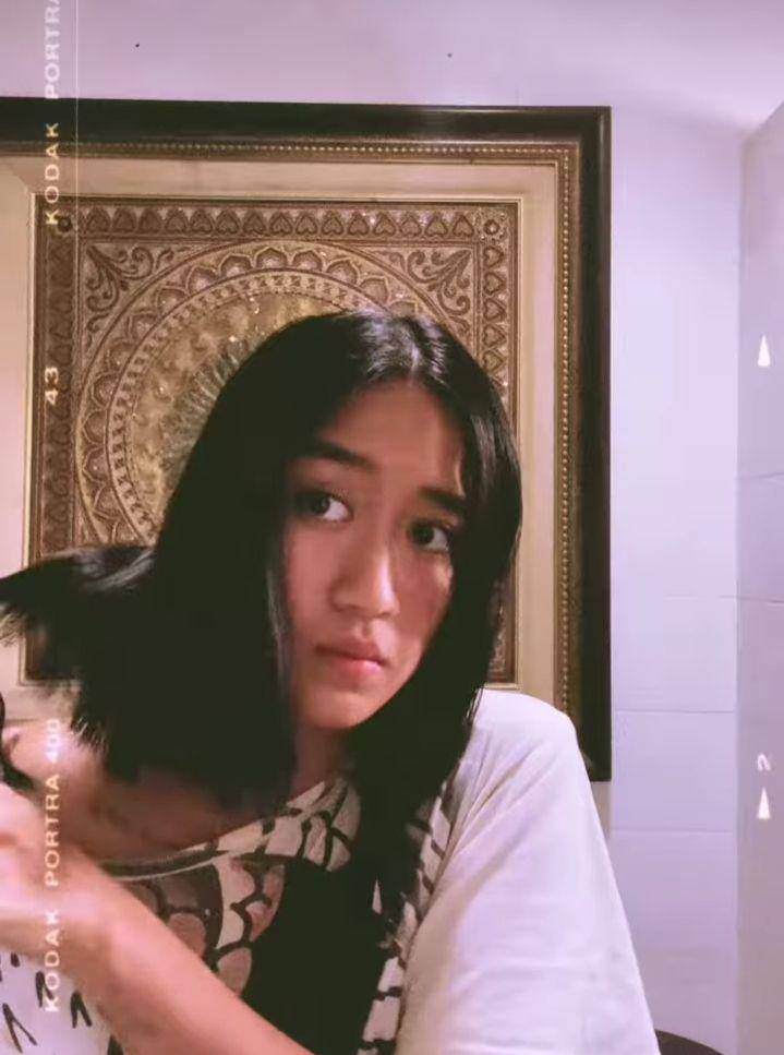 potret Chef Renatta potong rambut sendiri (instagram.com/renattamoeloek)