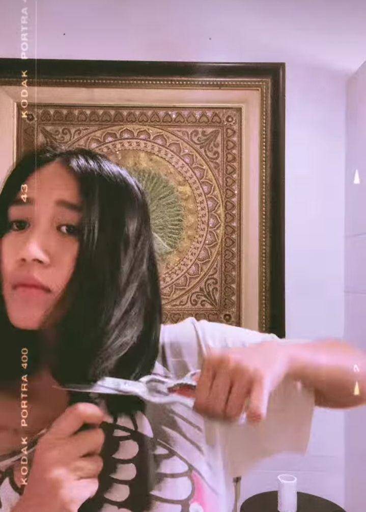 potret Chef Renatta potong rambut sendiri (instagram.com/renattamoeloek)