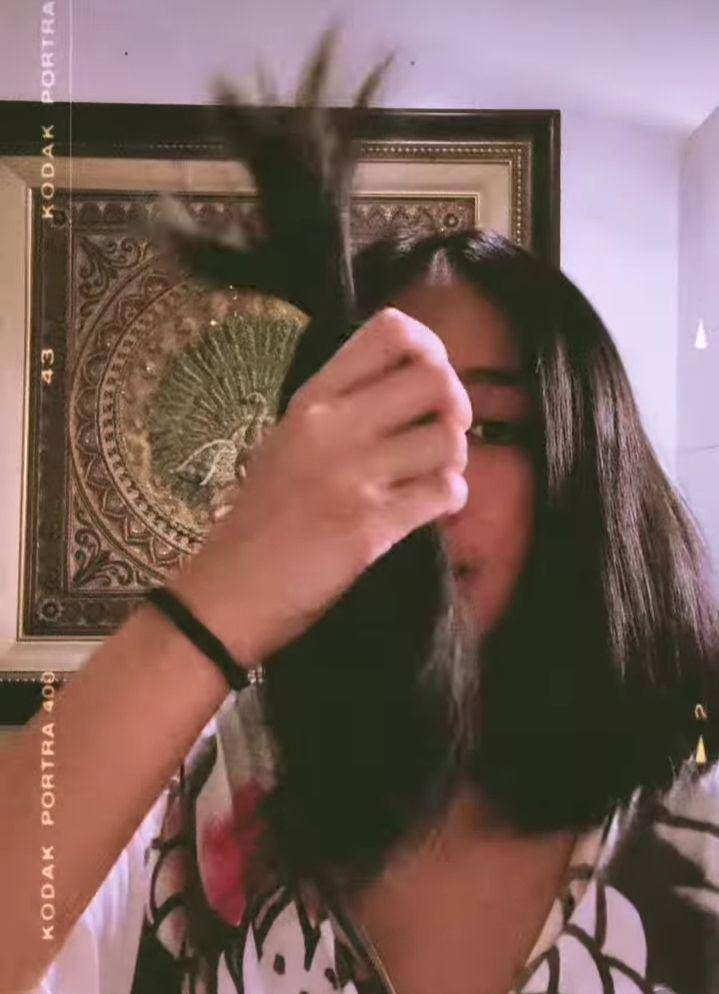 potret Chef Renatta potong rambut sendiri (instagram.com/renattamoeloek)