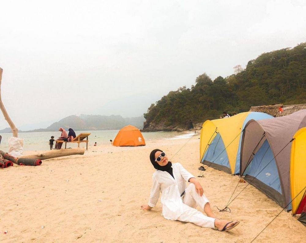 Potret pengunjung di Pantai Minang Rua, Lampung Selatan. (instagram/@yuliamisnur98)
