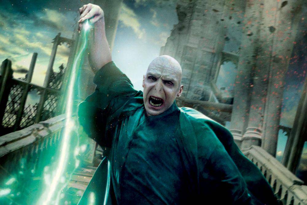 Ralph Fiennes dalam poster promosi film Harry Potter and the Deathly Hallows-Part 2 (dok. Warner Bros. Pictures/Harry Potter and the Deathly Hallows-Part 2)