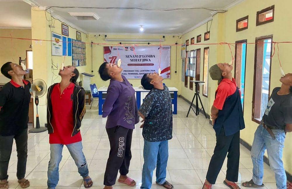 Sejumlah ODGJ di Desa Pangauban, Kabupaten Bandung Barat, yang sudah mulih ikut lomba makan kerupuk dalam memperingati hari kemerdekaan Republik Indonesia. Dokumentasi PT Pertamina