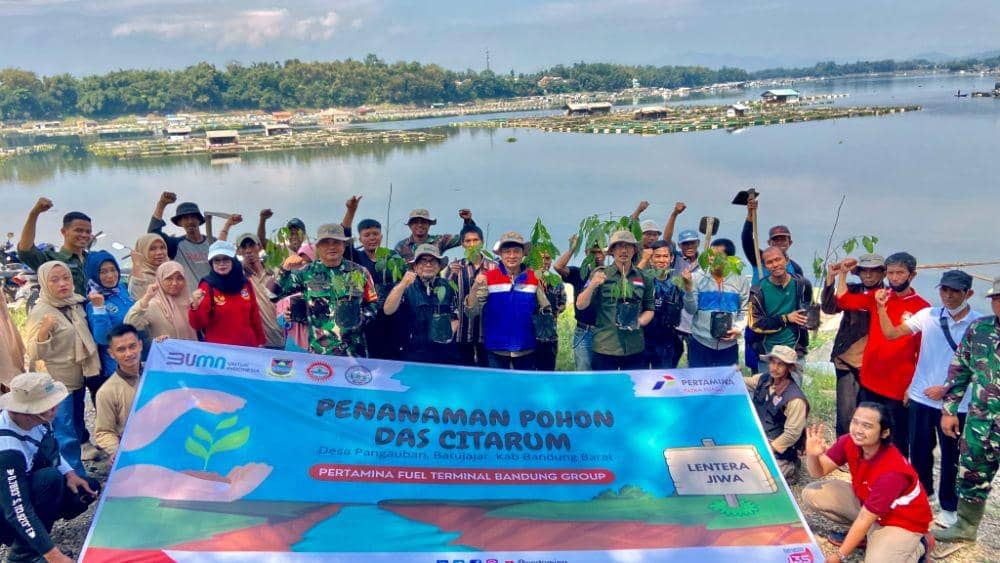 Kegiatan PT Pertamina bersama pasien ODGJ di Desa Pangauban. Mereka menanam pohon di sekitar daerah aliran sungai (DAS) Citarum. Dokumentasi PT Pertamina