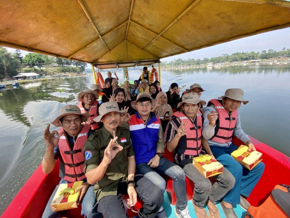Belasan ODGJ di Desa Pangauban mengikuti kegiatan bersama menaiki perahu melintasi danau. Dokumentasi PT Pertamina