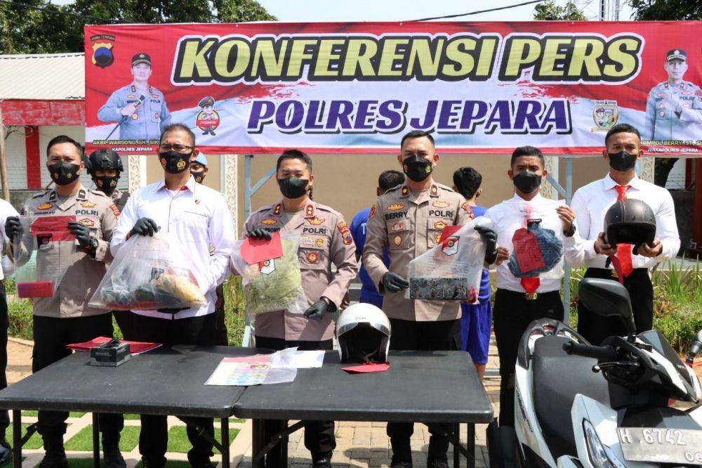 Jajaran Polres Jepara saat menunjukkan barang bukti pembunuhan terhadap Krisna. (IDN Times/bt)