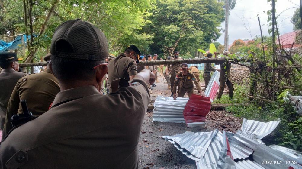 Pagar Segel SMKN 3 Kayuagung Dibongkar Paksa Tim Gabungan