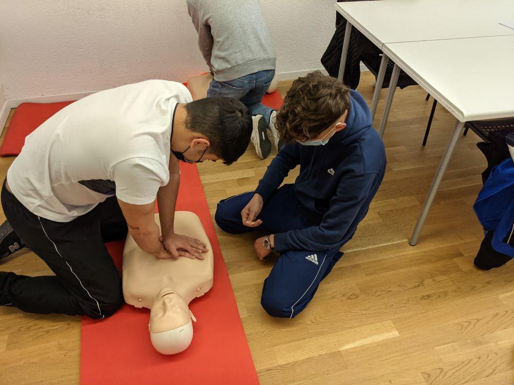 Cara Resusitasi Jantung Paru atau CPR yang Benar, Wajib Tahu!