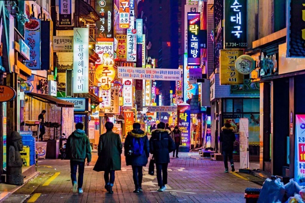 10 Potret Jalanan Itaewon, Kawasan yang Dipenuhi Turis Mancanegara