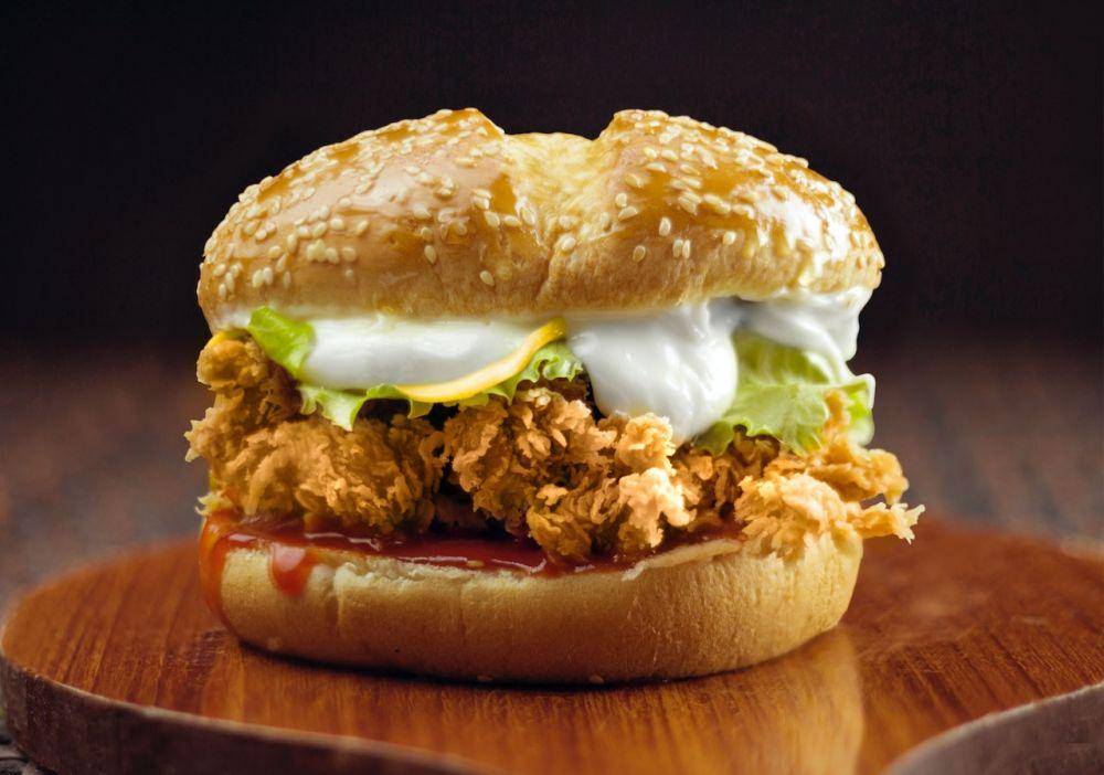 ilustrasi burger isi daging ayam (pexels.com/chicken mackay)