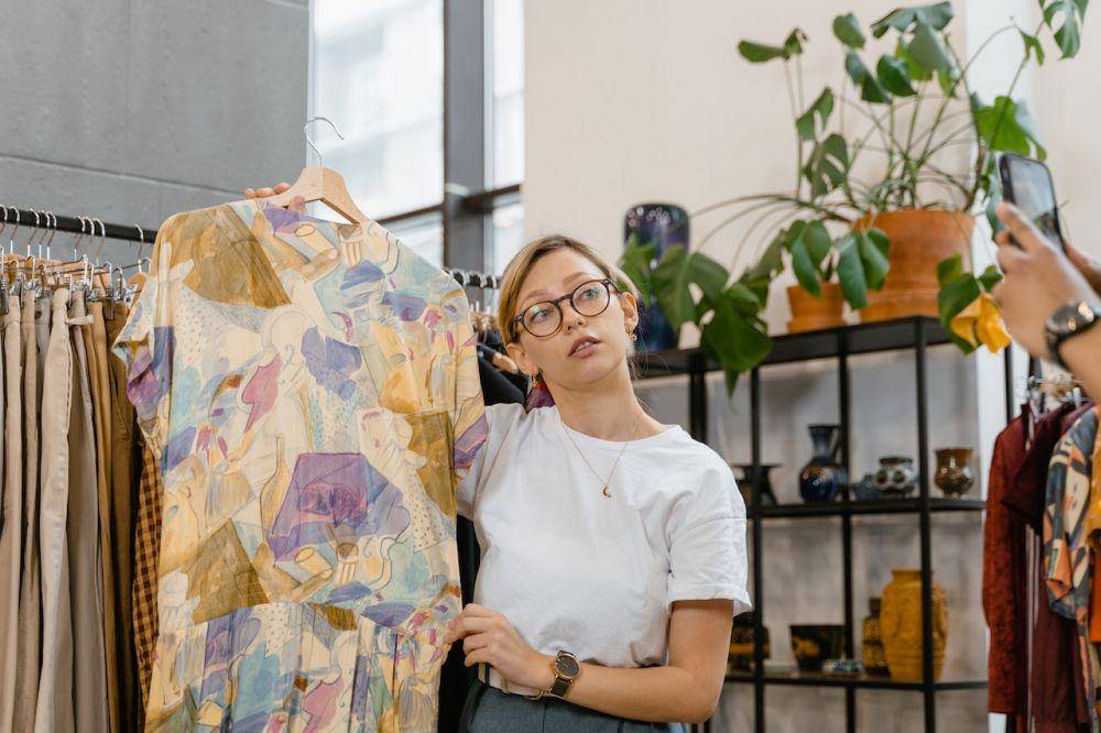 ilustrasi memilih baju (pexels.com/MART PRODUCTION)