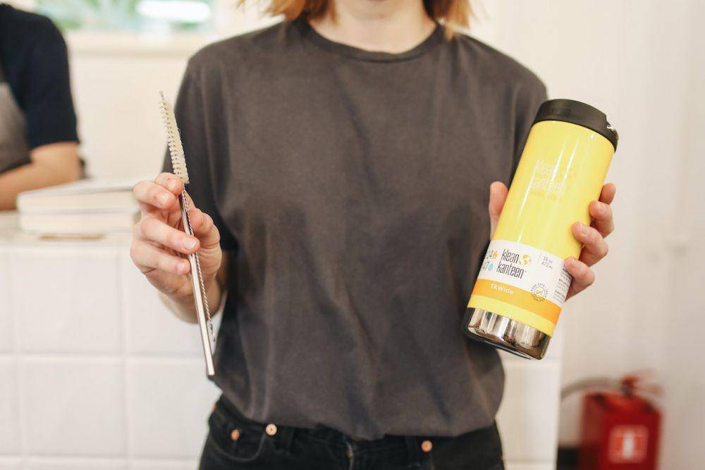ilustrasi brush dan tumbler (pexels.com/Polina Tankilevitch)