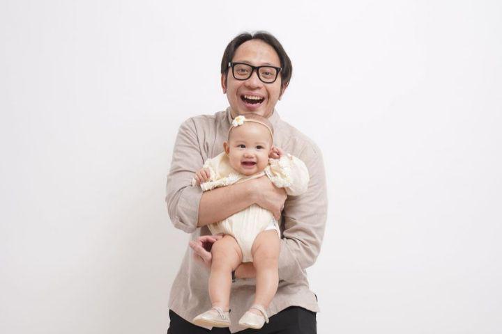 10 Potret Keseharian Adit Insomnia Momong Anak, Bapak Telaten nih!