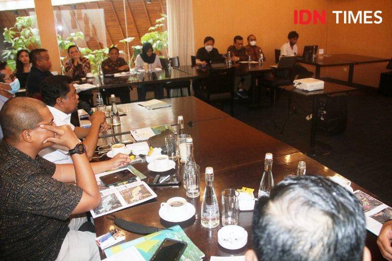 Plt Bupati PPU, Hamdam berikan penjalasan kondisi lahan Eks HGU PT. TKA ke Bank Tanah (IDN Times/Ervan)
