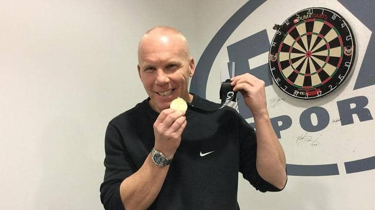 Robbie Slater pada 2015 memegang medali juara EPL 1994/1995. (foxsports.com.au)