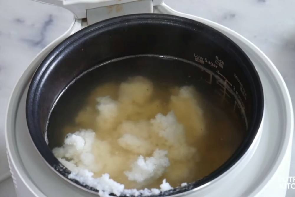 ilustrasi memasak di rice cooker (youtube.com/Putri Uti Kitchen)