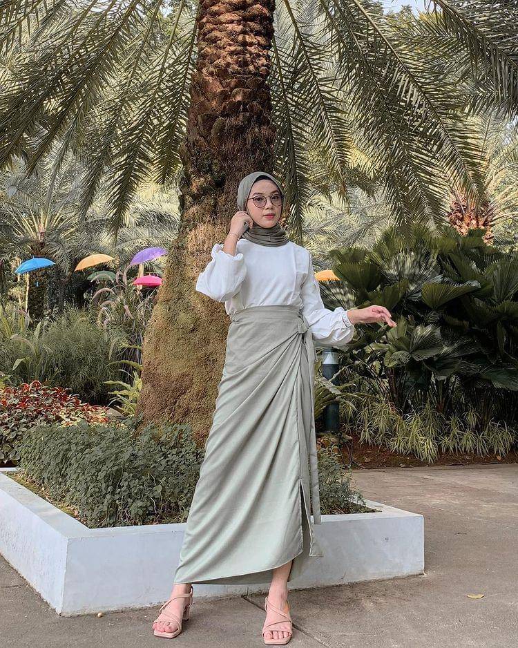 potret Ayu Kartika yang memakai atasan putih (instagram.com/ayu.kartikaa)