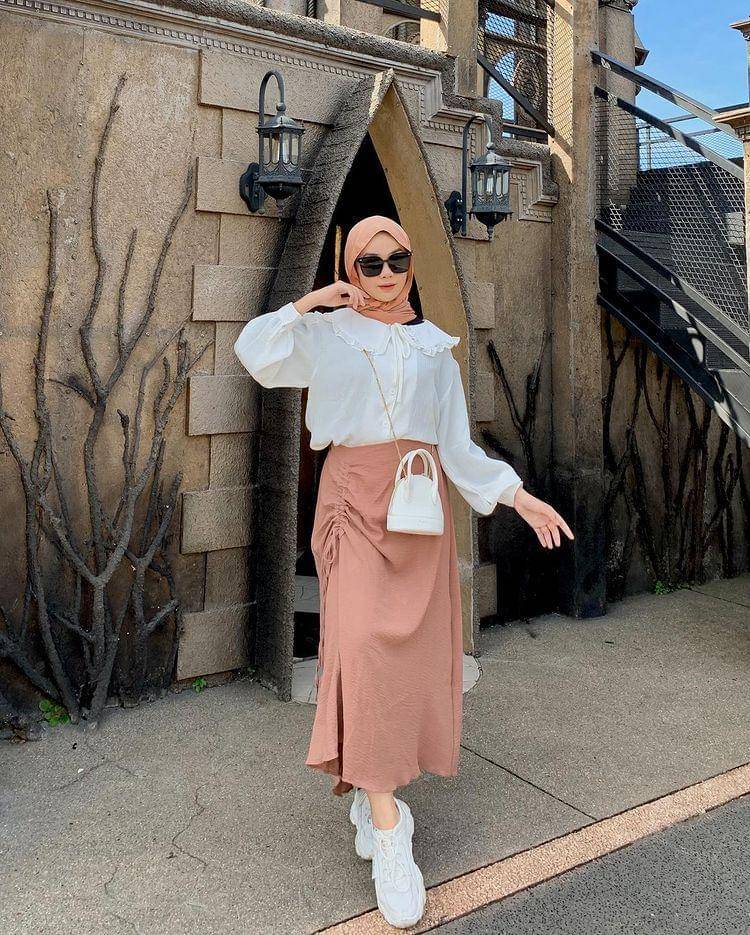 potret Ayu Kartika yang memakai atasan putih (instagram.com/ayu.kartikaa)