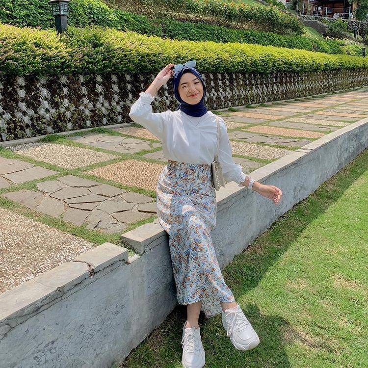 potret Ayu Kartika yang memakai atasan putih (instagram.com/ayu.kartikaa)