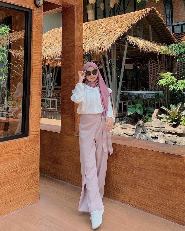 potret Ayu Kartika yang memakai atasan putih (instagram.com/ayu.kartikaa)