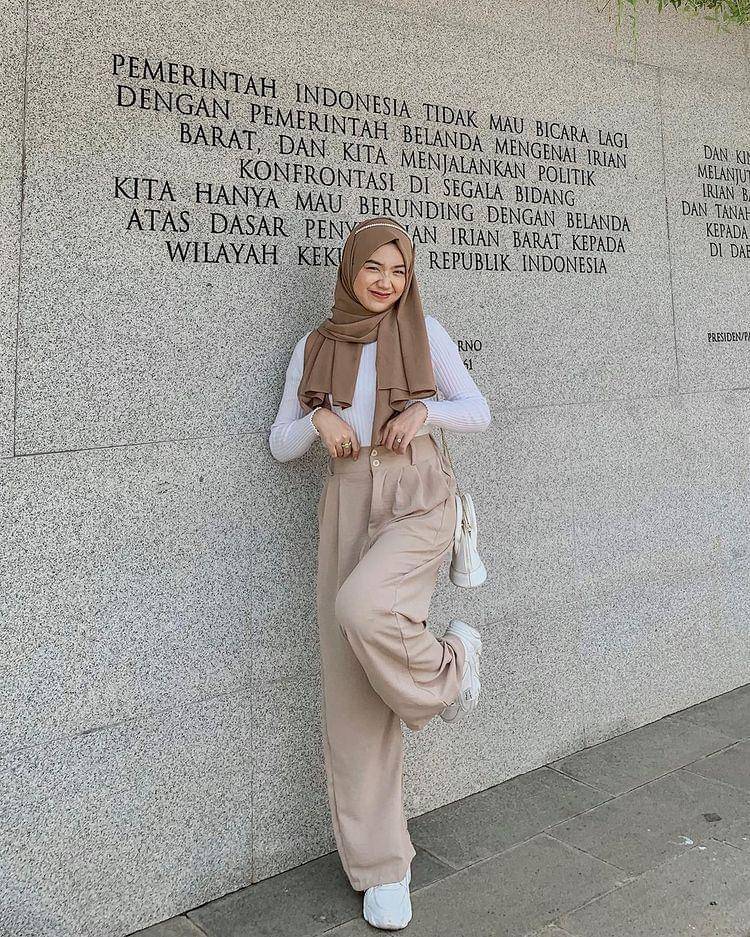 potret Ayu Kartika yang memakai atasan putih (instagram.com/ayu.kartikaa)