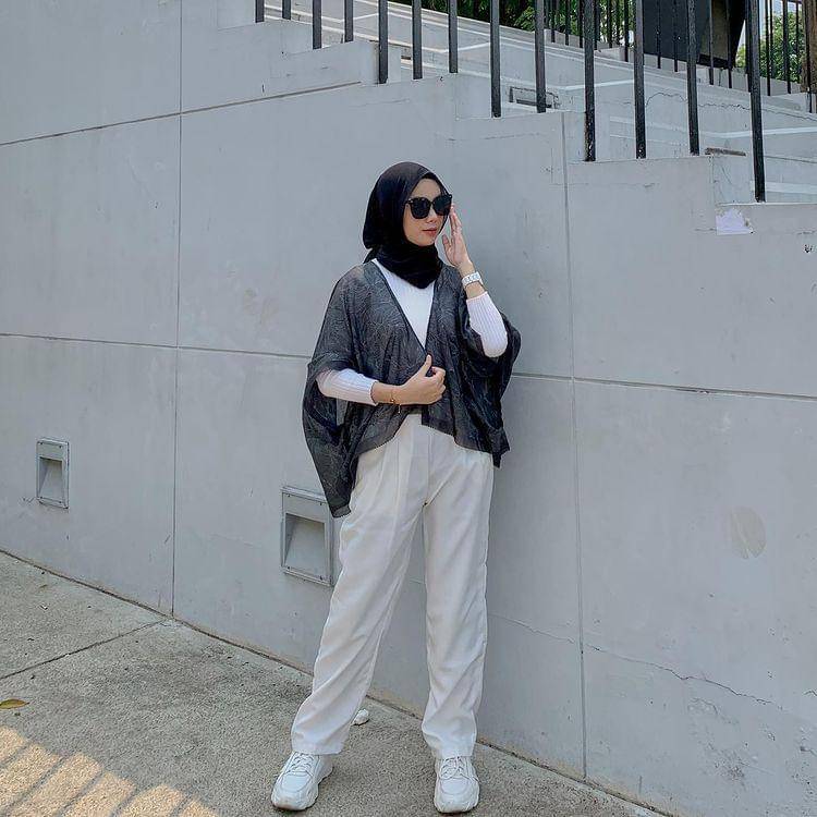 potret Ayu Kartika yang memakai atasan putih (instagram.com/ayu.kartikaa)