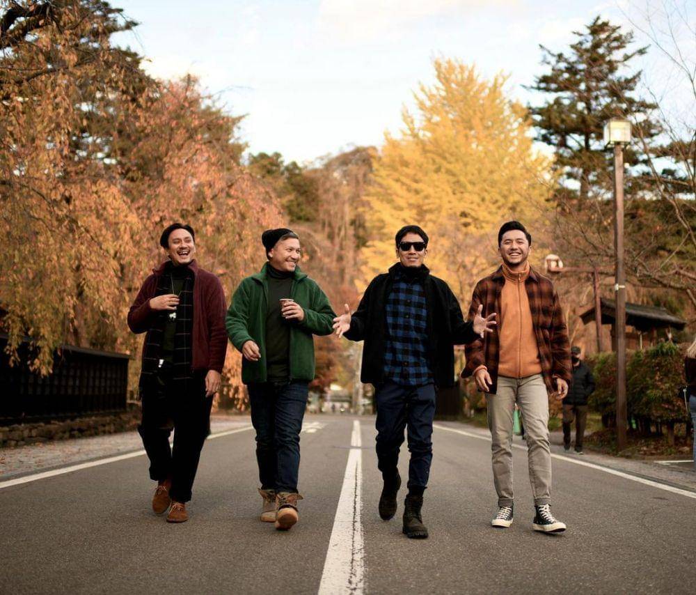 potret empat member The Prediksi di Jepang (instagram.com/desta80s)