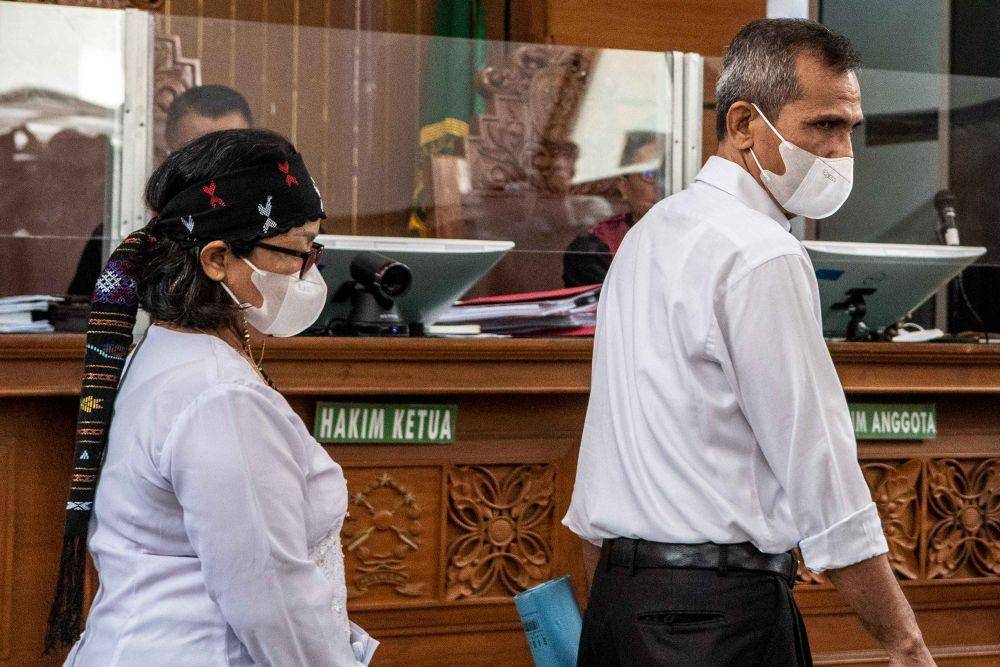 Orang Tua Brigadir J, Samuel Hutabarat (kanan) dan Rosti Simanjuntak (kiri) memasuki ruangan untuk bersaksi dalam sidang dengan terdakwa Ferdy Sambo dan Putri Candrawathi di Pengadilan Negeri Jakarta Selatan, Selasa (1/11/2022). (ANTARA FOTO/Muhammad Adimaja)