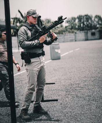 potret Fardhan Khan latihan menembak (instagram.com/fardhankhan)