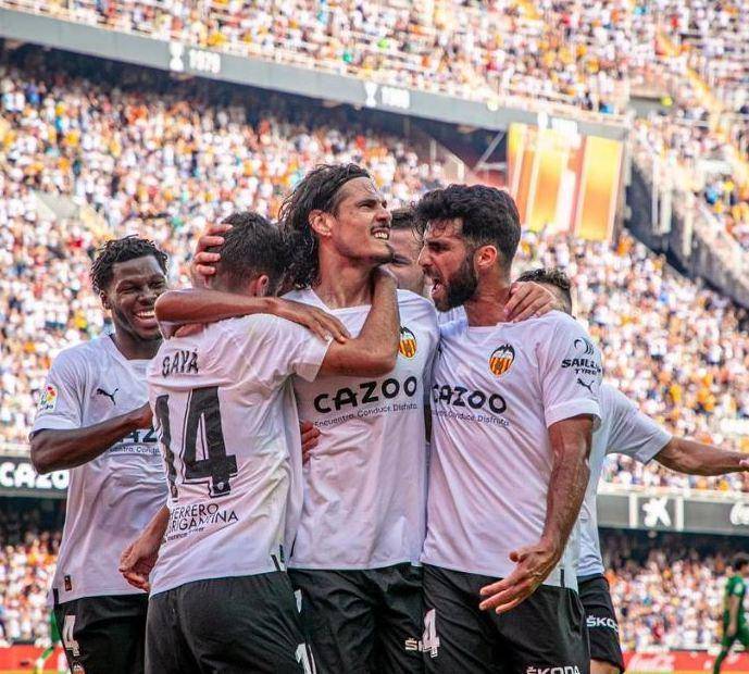 Pemain Valencia saat melangsungkan selebrasi. (twitter.com/ECavaniOfficial)